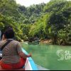 Guru Tangguh di Sukabumi Arungi Sungai Cikaso dengan Perahu Usang yang Bocor