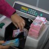 Rupiah Melemah Warga Berbondong Jual Dolar Untung Gede