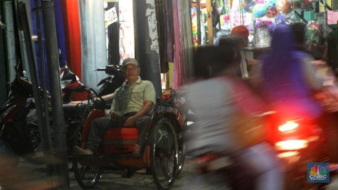 Rezeki Nomplok! Tukang Becak Ini Jadi Miliarder Dadakan