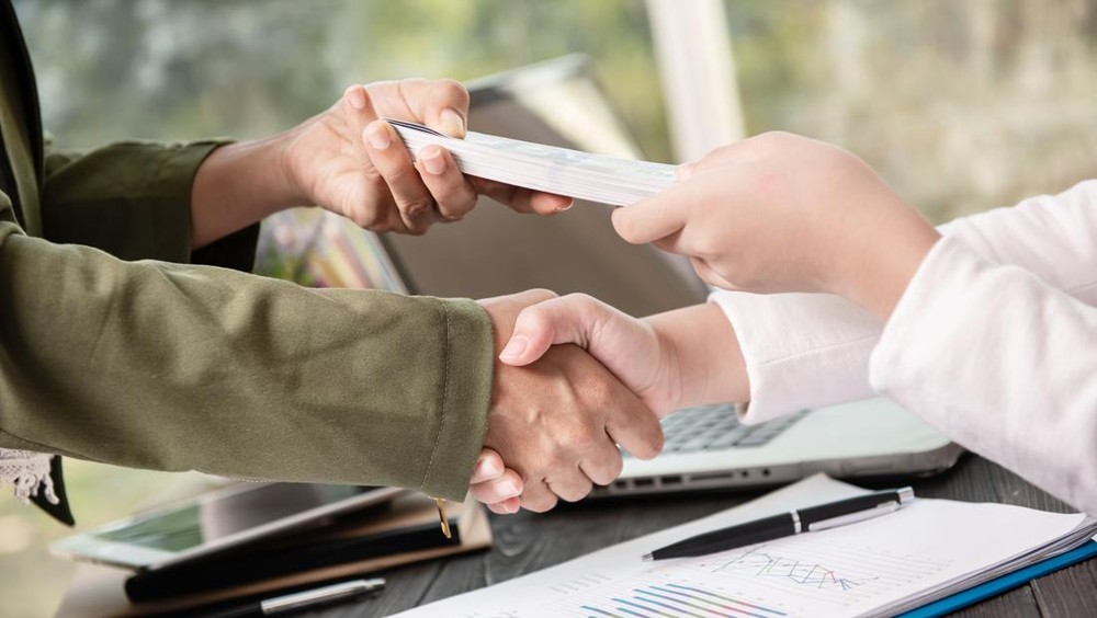 Turis Asing ke Indonesia Siap-Siap Beli Asuransi? Aturan Baru Ini Bikin Penasaran!