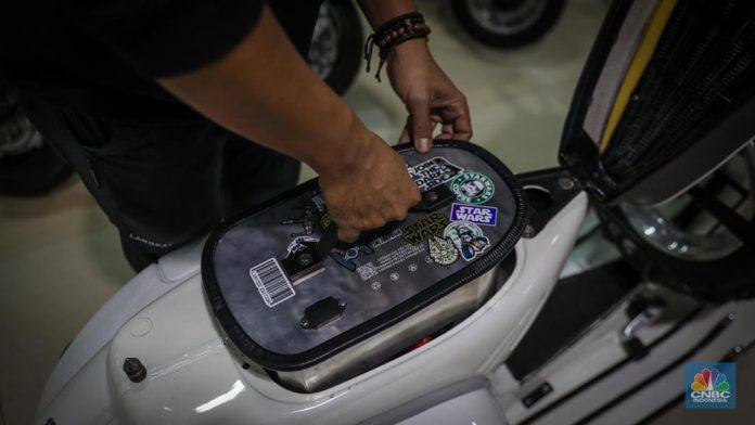 Motor Listrik Tanpa Subsidi, Adira Finance Siapkan Jurus Jitu!