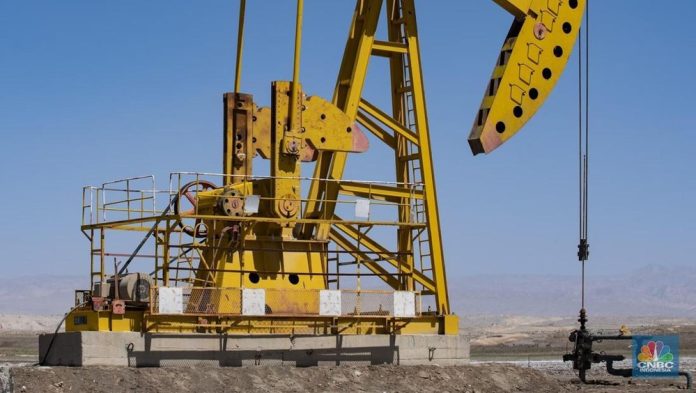 Harga Minyak Terbang Tinggi, Selat Hormuz Jadi Bara Api?