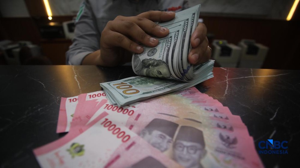Rupiah Tertekan Dolar AS Menanti Keputusan BI