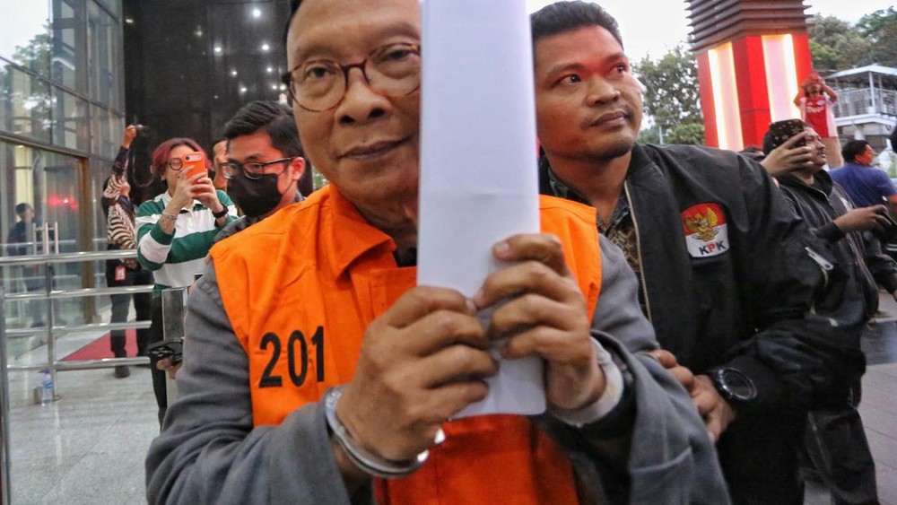 Bos Properti Ternama Kenakan Rompi Oranye