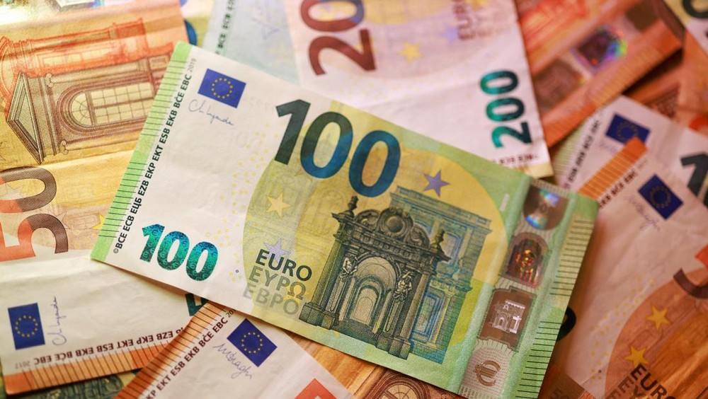 Euro Terpuruk Akibat Krisis Obligasi Prancis
